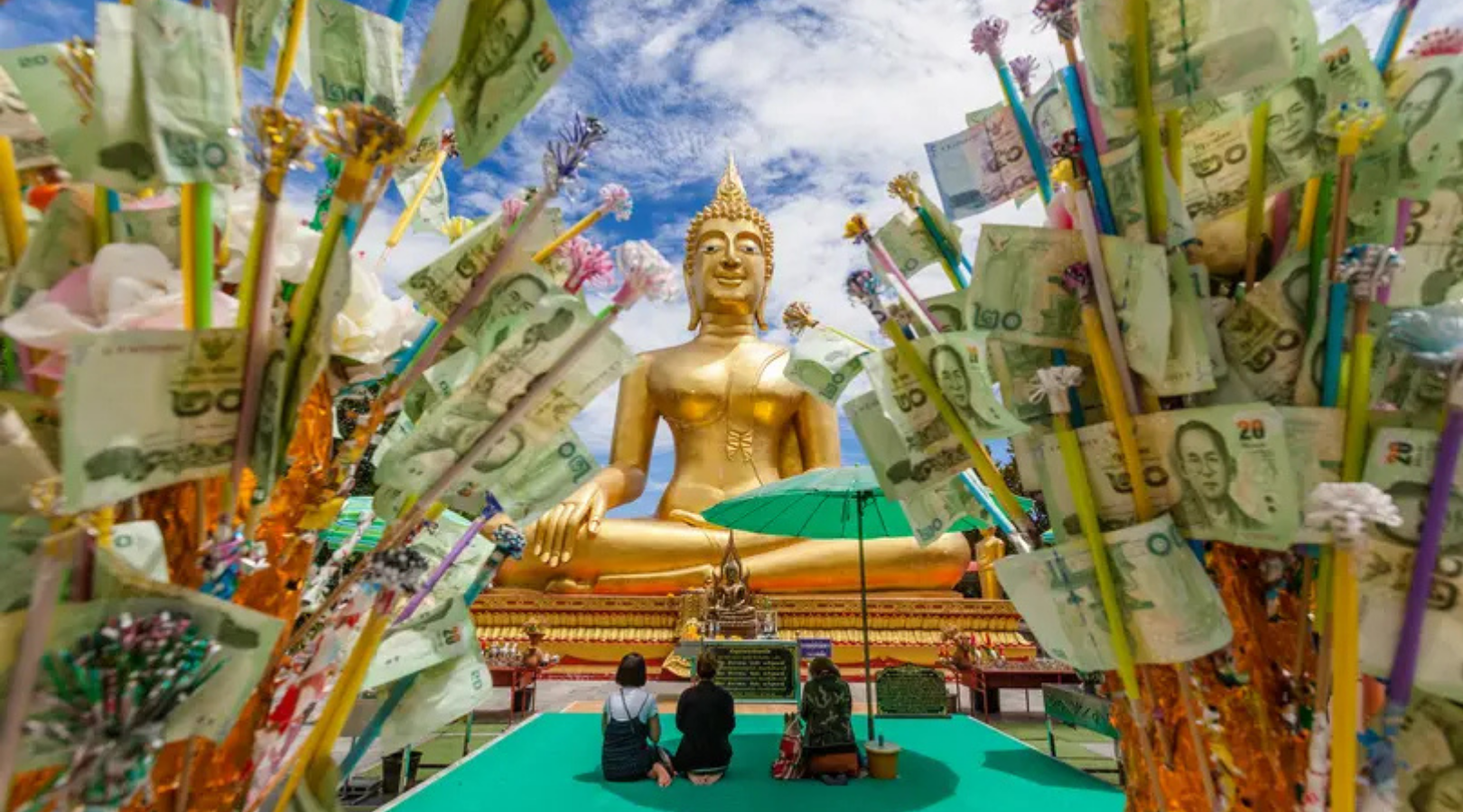 ワット・プラヤイ｜巨大黄金仏に開運祈願！運気アップ！？